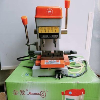 13.5kg カーと家の鍵のための垂直鍵切断複製機 120W モーターパワー